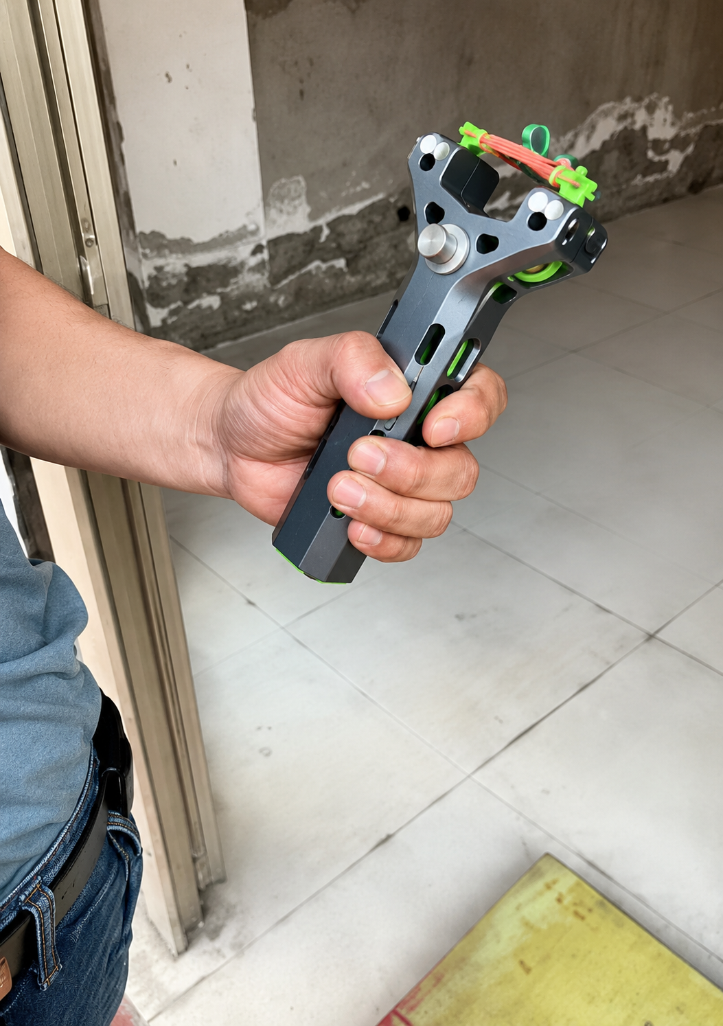 Cliente segurando o APEX PRECISION™ em ambiente interno preparado para uso